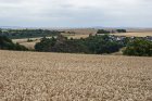 Im Mittelgrund steht die Burg Ardeck, weiter hinten stehen die geplanten WEA (Fotomontage).