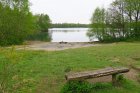 Sitzgelegenheiten bieten einen schönen Ausblick auf das Gewässer.