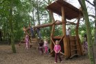 Der Waldspielplatz bietet Kindern Raum, sich kreativ zu entfalten: Klettern, Balancieren, Entdecken, Verstecken und vieles mehr …